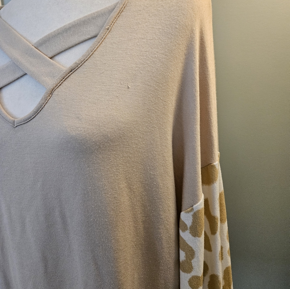 BiBi Beige Criss-Cross Neck Women's Sweater Animal Print Sleeves Medium M - Picture 7 of 11